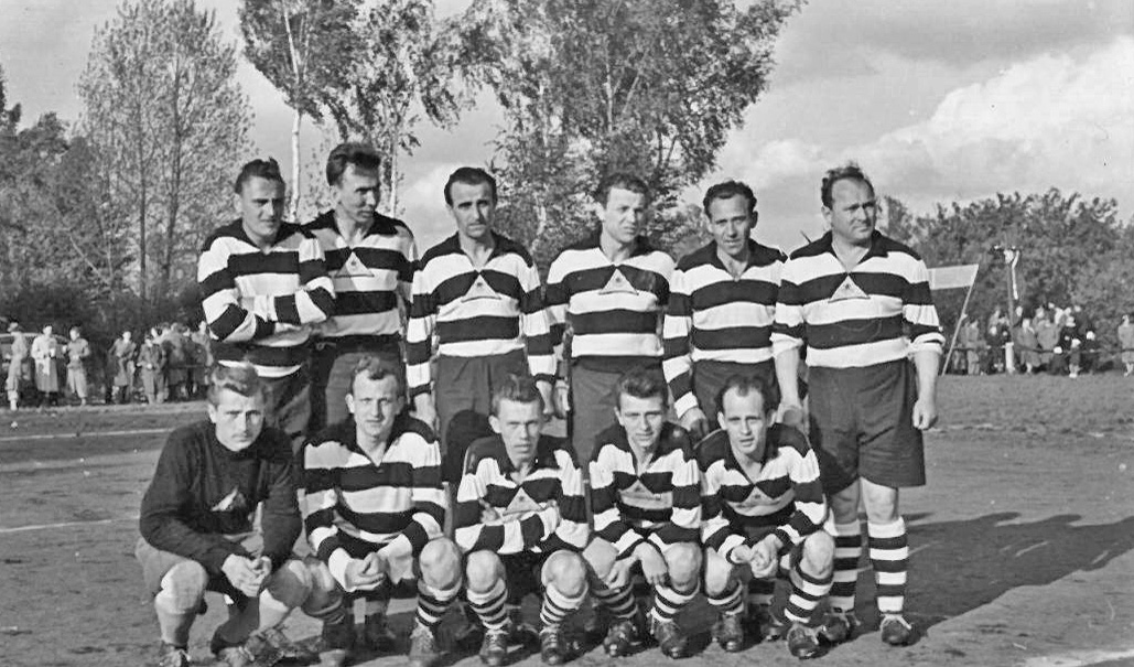 Společné mužstvo Juty a Tiby ze dne 22. 5. 1955 na hřišti na Hrubých lukách před zápasem se Slavojem Liberec (předchůdce dnešního ligového Slovanu Liberec) a výhra 2:0 Horní řada zleva: Cihlář, Brož, Šubrt, Flégr, Junek, Sedliský Dolní řada zleva:  ?...