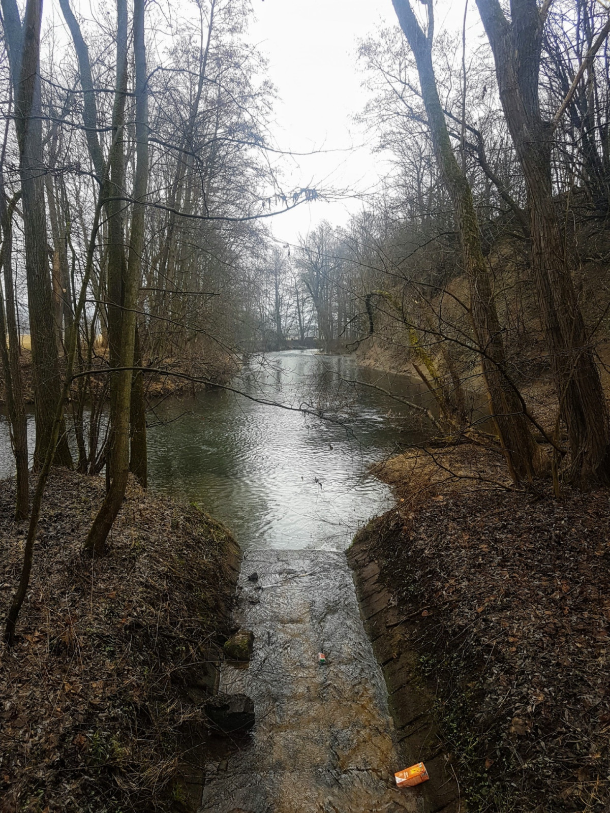 Zde p�ina kon�� - na pravo je sk�la a naho�e silnice - jen kousek od Juty